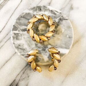 Vintage Demi Parure Brooch Earrings Set Pearl Gold Toned Metal Costume‎ Jewelry